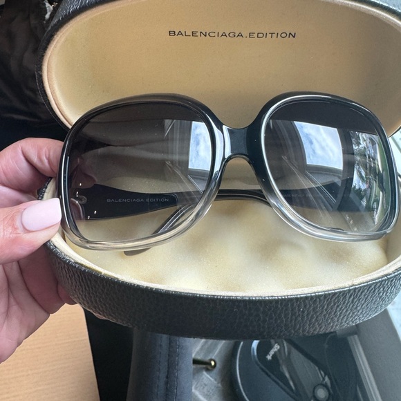 BALENCIAGA WOMEN SUNGLASSES WITH CASE. Style BL 0008/S 04 100% Authentic EUC - Picture 8 of 11